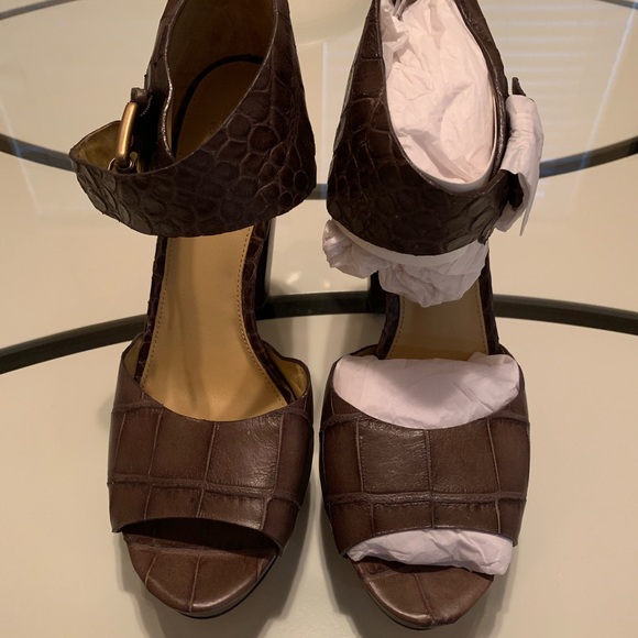 Coach Embossed Croc Heels Brown - Picture 3 of 4